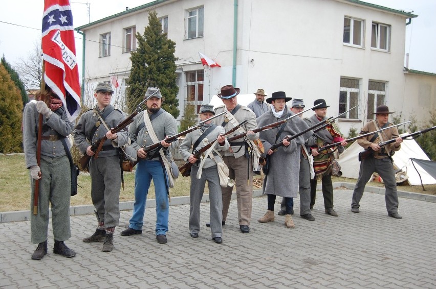 Oddział tworzą pasjonaci historii z całej Polski. W Łochowie...