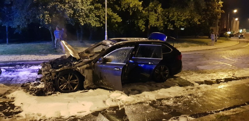 Pożar samochodu na Szczepinie. Spłonęło BMW (ZDJĘCIA)