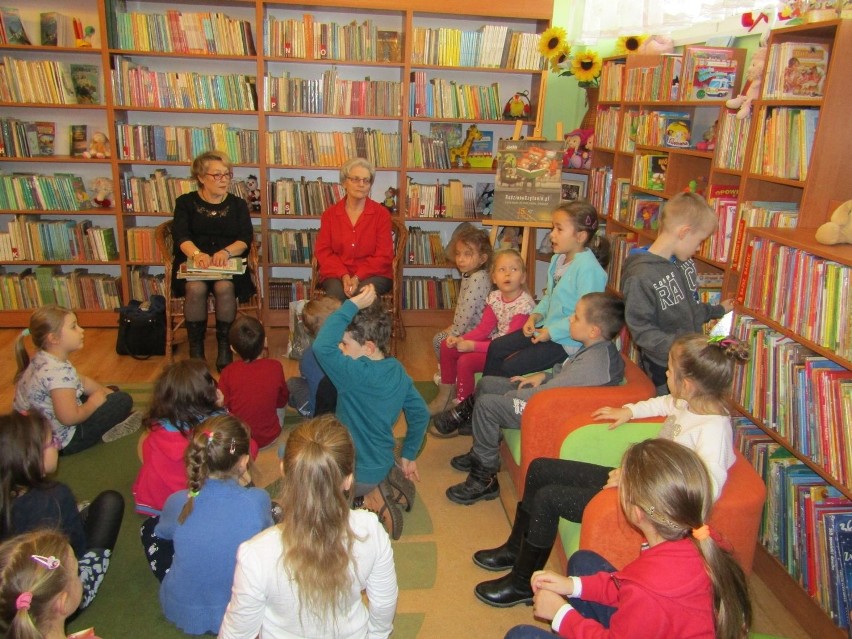 Klub Czytających Dziadków to tradycja w pińczowskiej bibliotece