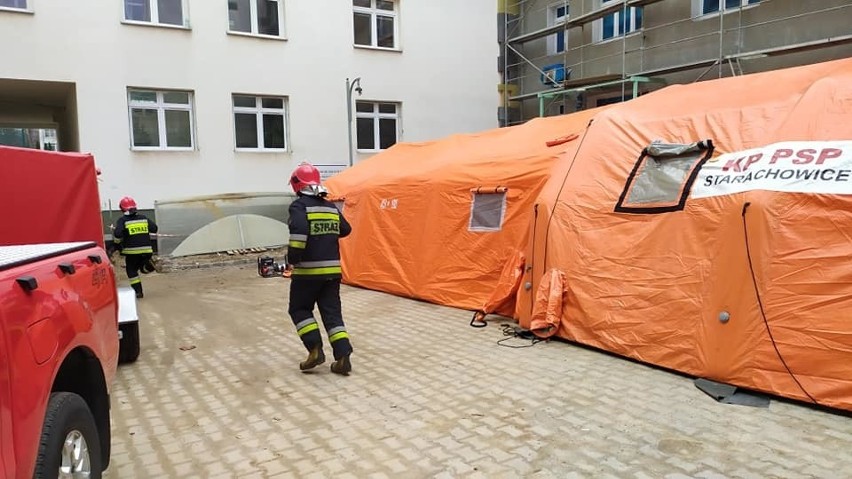 W Starachowicach stanął szpital polowy dla zarażonych koronawirusem. Strażacy w akcji (ZDJĘCIA) 