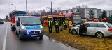 Wypadek na ul. Hetmańskiej w Łodzi. Tramwaj zderzył z samochodem osobowym. Jedna osoba ciężko ranna ZDJĘCIA