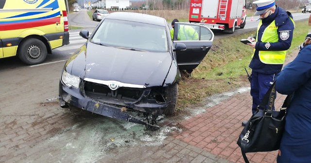 Kobylnica. Kierowca skody uderzył w przydrożny słupek, zjechał na pobocze i wpadł do rowu