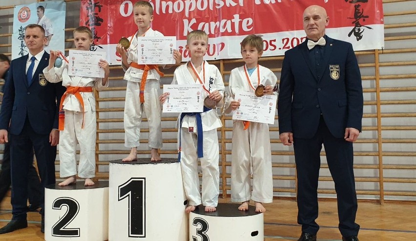 Sosnowiecki Klub Karate odniósł zwycięstwa w Sadomierzu. Zawodnicy zdobyli kolejne medale