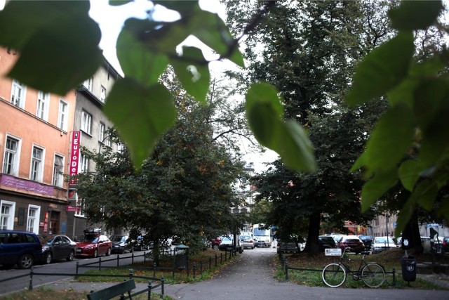 Mieszkańcy i radni nie chcą parkingu pod pl. Biskupim w Krakowie