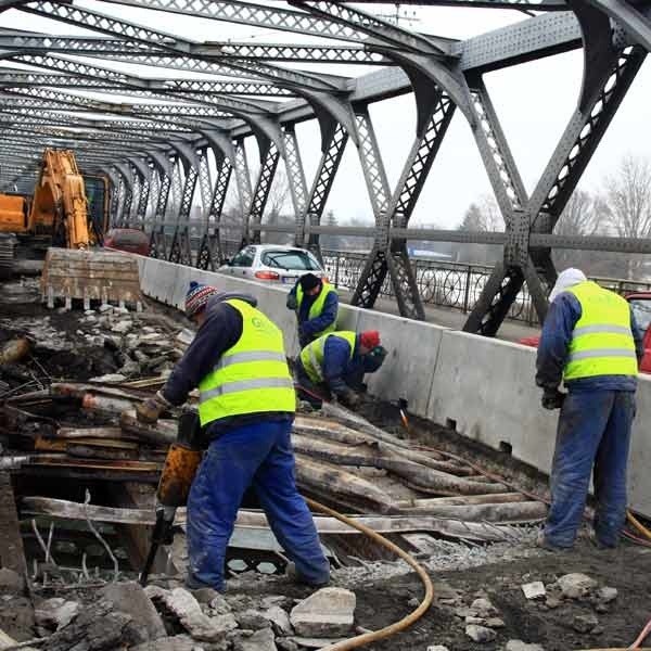 Budowlańcy zrywają płytę mostu na Sanie w Jarosławiu. 