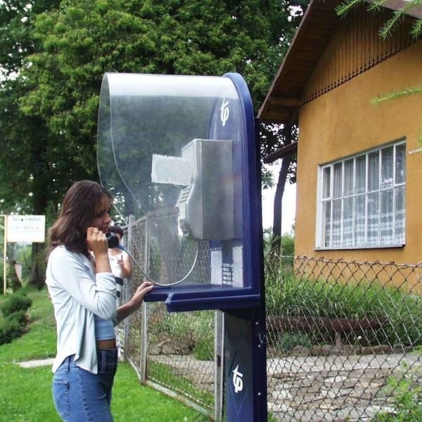 W wielu bieszczadzkich wsiach telefon w budce wciąż stanowi jedyną możliwość kontaktu ze światem. Tak samo źle jest z dostępem do internetu. 