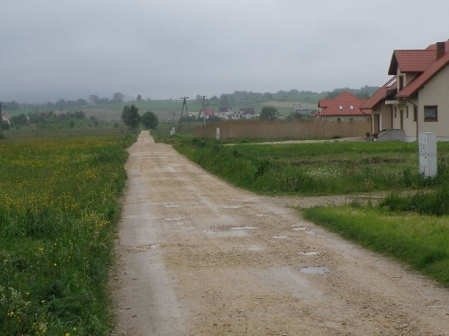 Wśród czterech dróg gminnych, które w tym roku zostaną zmodernizowane w gminie Łopuszno, znajdzie się między innymi ulica Kwiatowa w Łopusznie.
