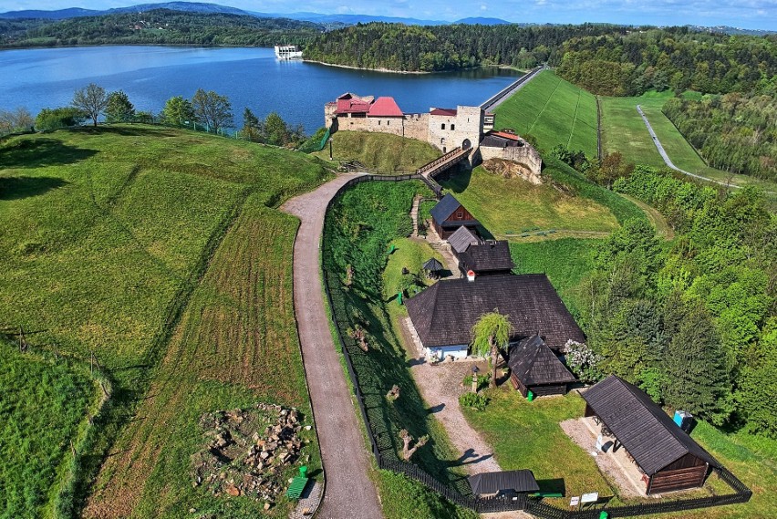 Dobczyce. Odwiedź skansen i zobacz jak się dawniej żyło. Warto też zajrzeć na zamek, również nocą 