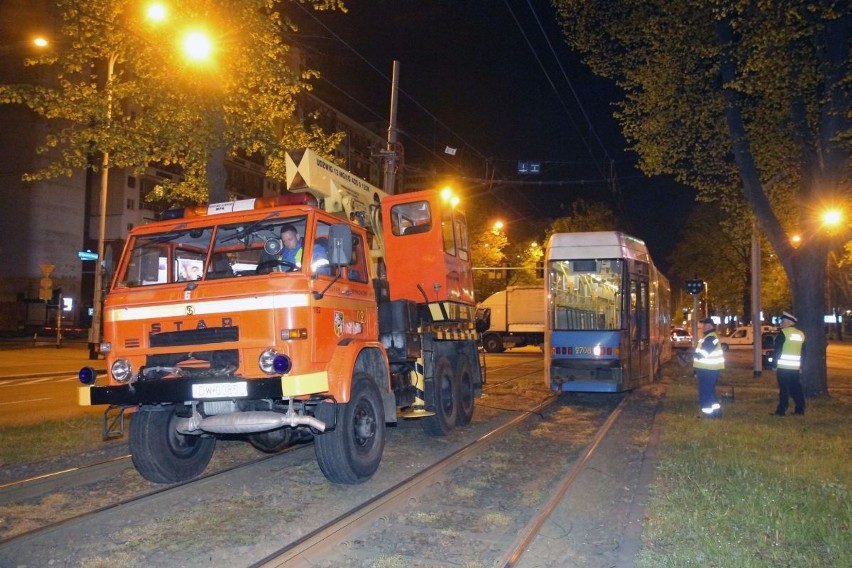 Wrocław: Tramwaj zderzył się z ciężarówką na Powstańców Śląskich (ZDJĘCIA)