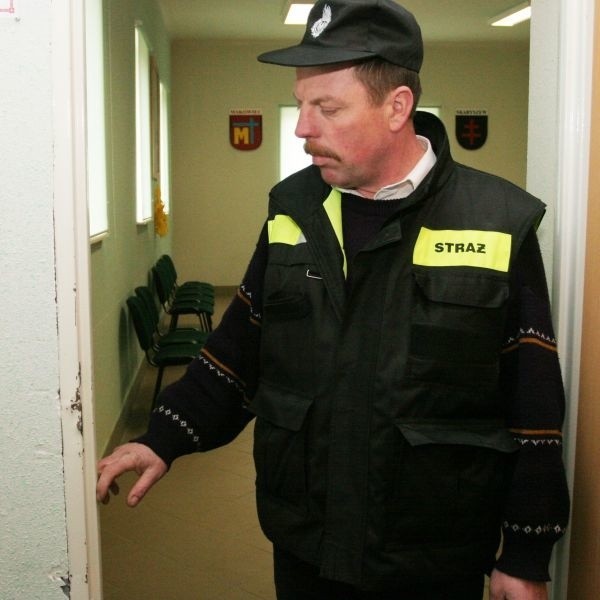 - Złodzieje wyważyli drzwi - pokazuje Andrzej Fijałkowski, członek Zarządu Ochotniczej Straży Pożarnej w Makowcu.
