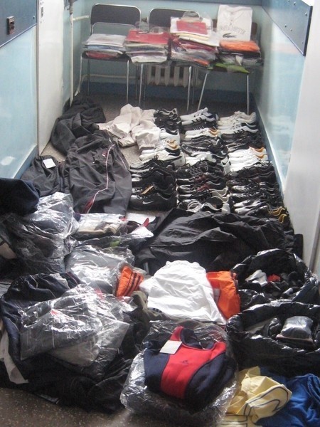 - Policjanci zabezpieczyli łącznie 100 sztuk odzieży i 30 par butów o wartości około 10 tysięcy złotych