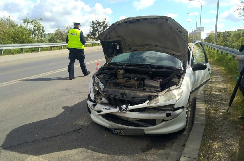 Wypadek na wiadukcie na Nowym Dworze. Jedna osoba ranna, ulica zablokowana (ZDJĘCIA)