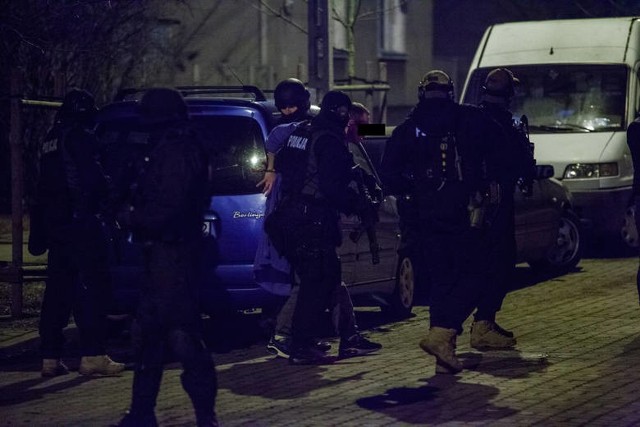 46-letni mężczyzna, który wczoraj zabarykadował się w mieszkaniu przy ul. Podhalańskiej w Bydgoszczy i groził wysadzeniem kamienicy, w nocy został przewieziony do policyjnej izby zatrzymań.