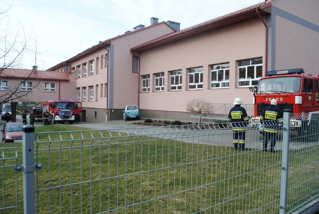 W czwartek jeden z uczniów przyniósł do Zespołu Szkół w Starym Dzikowie (pow. lubaczowski) gaz pieprzowy, który jak twierdził służy mu do odstraszania atakujących go psów. Po lekcjach około godz. 14, w jednej z szatni pokazał ten gaz swojemu koledze, który go rozpylił, a następnie obaj poszli do domu.Gdy nauczyciele dowiedzieli się o zaistniałej sytuacji, natychmiast wyprowadzili uczniów z szatni i zawiadomili policję. Do szkoły wezwano również  załogę karetki pogotowia i straż pożarną. Strażacy skontrolowali oraz przewietrzyli pomieszczenia.Policjanci porozmawiali z 14-latkami w obecności ich rodziców. W najbliższych dniach sprawa zostanie przekazana do sądu rodzinnego, który zadecyduje o dalszym toku postępowania.