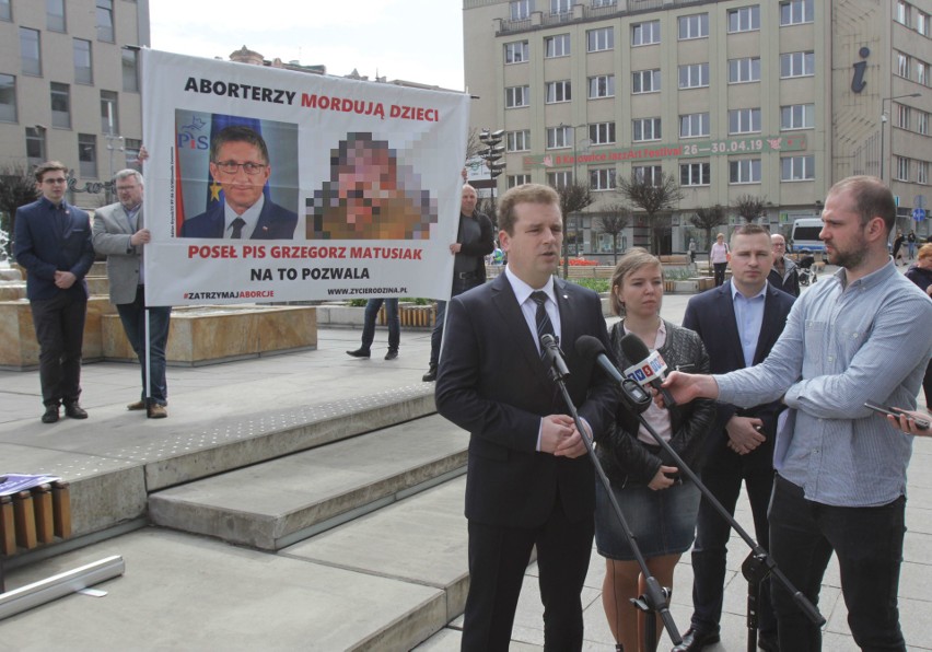 Poseł Wilk w Katowicach: "Nie da się stwierdzić, że doszło do gwałtu..." Antyaborcyjna pikieta DRASTYCZNE ZDJĘCIA