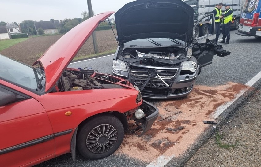 Wypadek w Bierdzanach. Na drodze krajowej nr 45 zderzyły się trzy pojazdy. Poszkodowane są dwie osoby