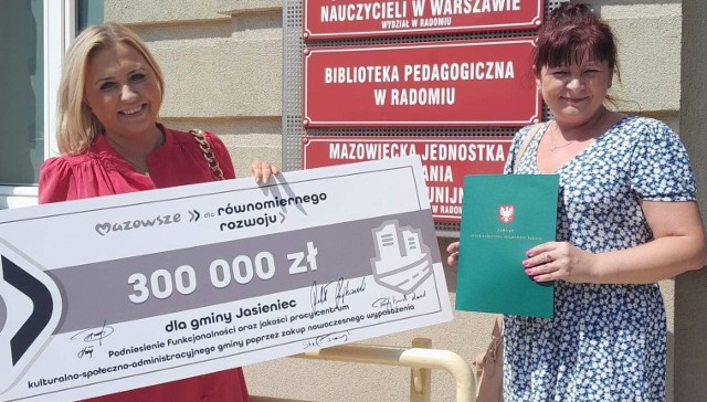 Na zdjęciu od lewej: Marta Cytryńska - wójt Jasieńca oraz Aneta Kwiatkowska - skarbnik gminy.