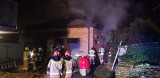 Duży pożar kotłowni w Słomnikach. Nocą zaalarmowano pięć jednostek straży