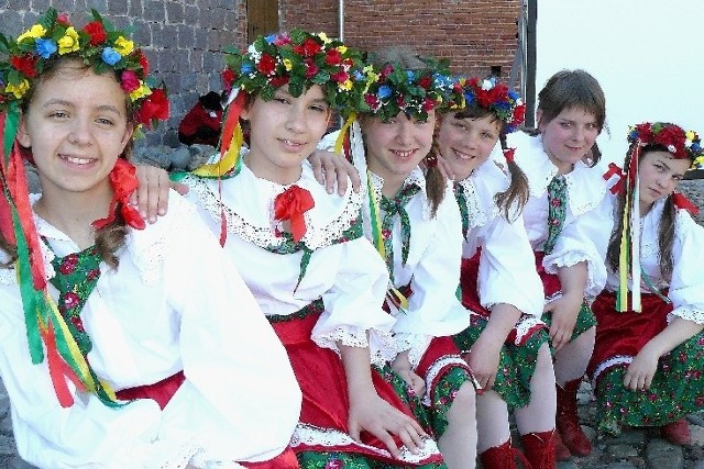 W Małych Pszczewiakach dziewczęta i chłopcy z Pszczewa uczą się ludowych tańców.