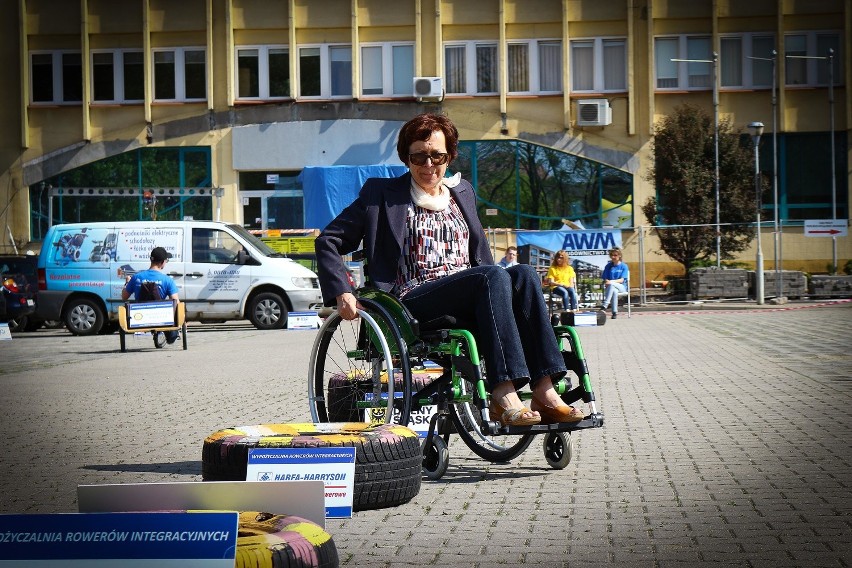 Wrocław: Urzędnicy na wózkach inwalidzkich. Przekonali się jak to jest