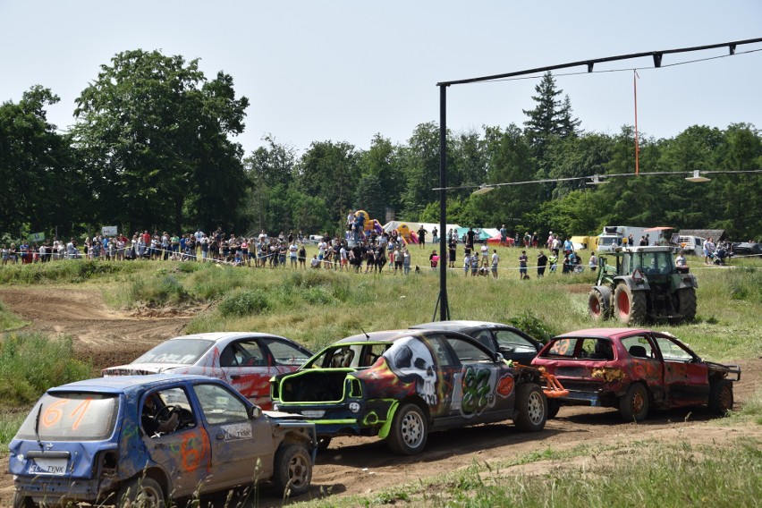 Kościerzyna. Wyścig wraków Wrak Race 2022 w Kościerzynie. Specjalny tor dla aut na Wrak Race 