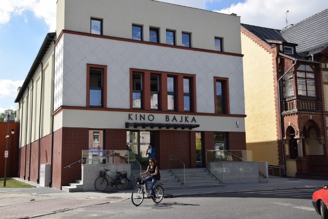 Kino Bajka mieści się w przedwojennym budynku przy ul. Pułaskiego 3 w Kluczborku. Po gruntownej modernizacji w sali kinowej są łącznie 184 miejsca (w tym 4 na wózki inwalidzkie).