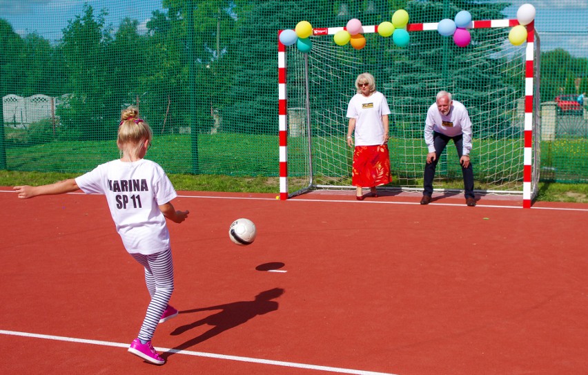 Tarnobrzeska "jedenastka" doczekała się boiska. Prezydent i radna w bramce [ZDJĘCIA]