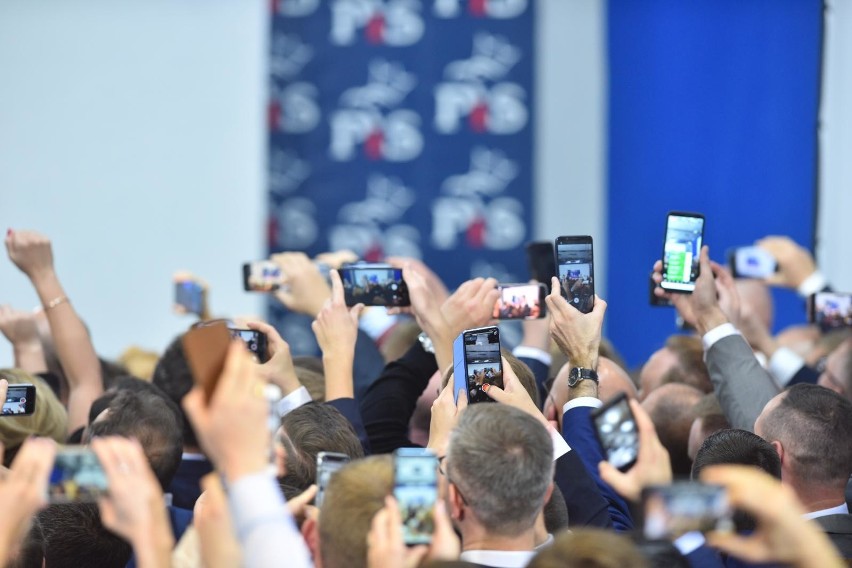 Wybory parlamentarne 2019. Wyniki: Relacja ze sztabu PiS ZDJĘCIA Jarosław Kaczyński: Zdołaliśmy wygrać mimo potężnego frontu przeciwko nam