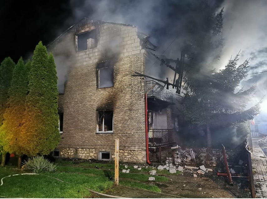 Poranny pożar opuszczonego budynku w Jędrzejowie. Trudna akcja strażaków