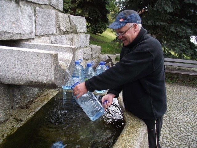 Krzysztof Pak wodę ze źródełka pije od kilku lat, bo  twierdzi, że jest zdrowsza od kranówki