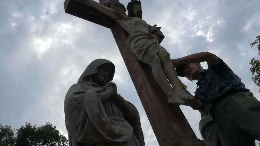 Pomnik stracił prawą rękę, a krzyż na którym wisiał Jezus,...