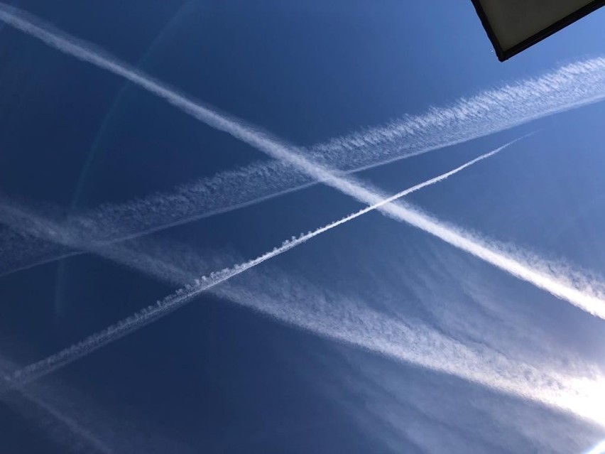 Trasy samolotów ozdobiły niebo nad Szczecinem w niecodzienny sposób [ZDJĘCIA]