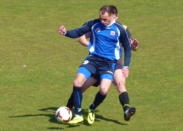Występujący w poprzednim sezonie w Drawie Drawsko Pomorskie - Grzegorz Magnuski, strzelił gola w meczu przeciwko swoim byłym kolegom.