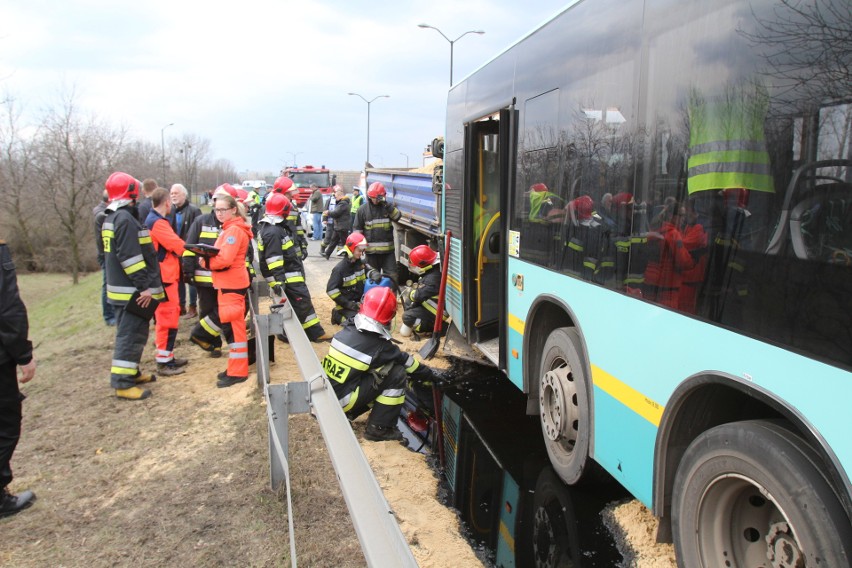 Ciężarówka uderzyła w autobus w Katowicach. Są ranni