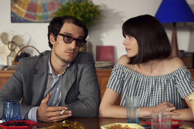 Louis Garrel jako Jean-Luc Godard i Stacy Martin jako Anne Wiazemsky, kadr z filmu "Ja, Godard"