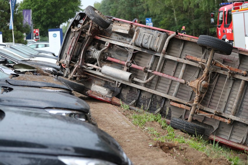 Na pograniczu powiatów stalowowolskiego i tarnobrzeskiego przewróciło się dostawcze Iveco. Uszkodzone zostało sześć samochodów