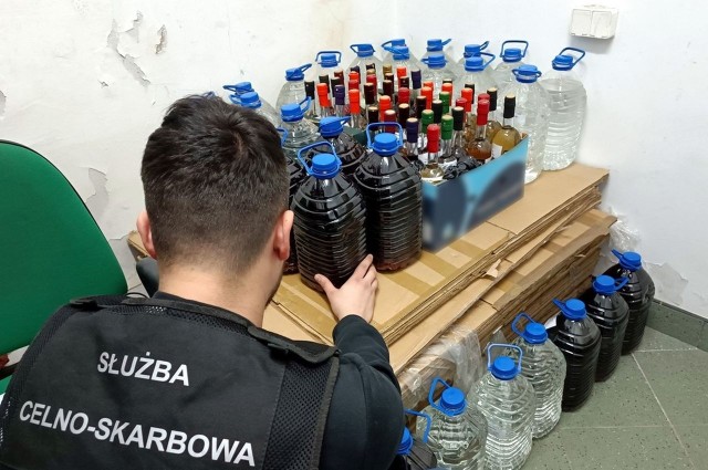 Mężczyzna podejrzany o posiadanie alkoholu bez polskich znaków akcyzy odpowie teraz przed sądem.