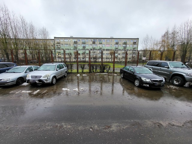 Mieszkańcy skarżą się, że parking pod ich blokiem jest zalewany podczas ulew i roztopów.