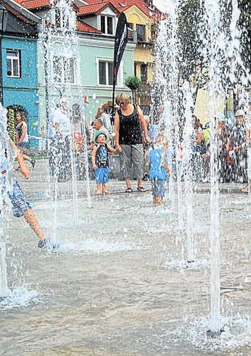 W fontannie w Olkuszu dzieci często kąpią się w upały