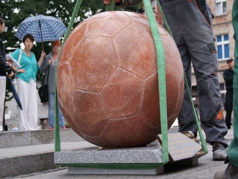 W Inowrocławiu stanęła największa w Europie piłka z soli! [zdjęcia]