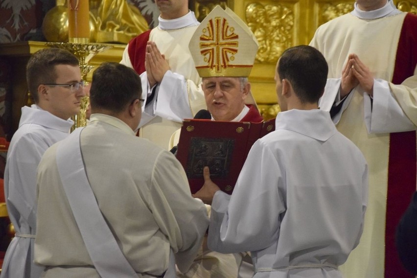 Biskup Jan Piotrowski wyświęcił nowych kapłanów