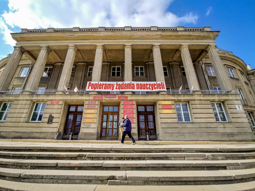 Strajk nauczycieli 2019: Protest będzie wyglądał tak jak do tej pory. Na strajku nauczyciele tracą nawet 160 złotych dziennie [ZDJĘCIA]