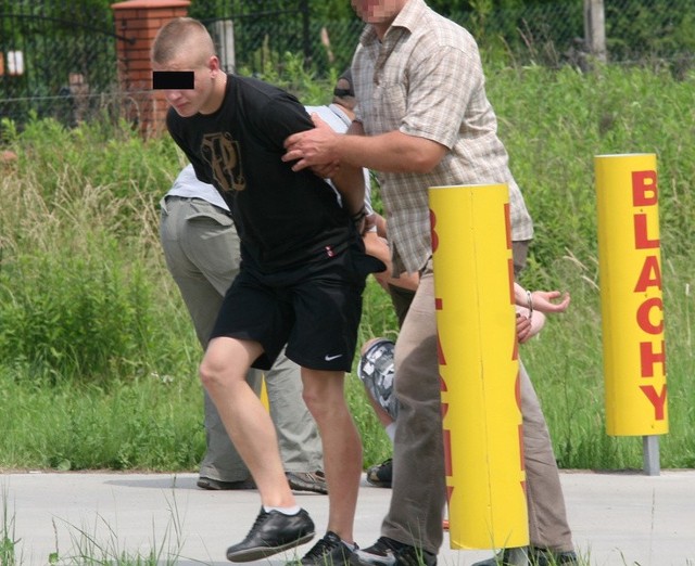 Mężczyźni uciekający volkswagenem zostali zatrzymani w Tarnobrzegu &#8211; Zakrzowie. Na zdjęciu kierowca auta prowadzony przez policjanta wydziału kryminalnego tarnobrzeskiej komendy.