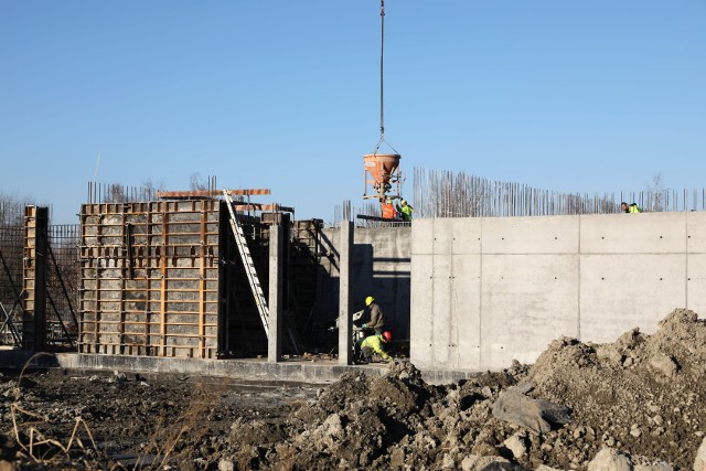 W Wieliczce, przy ul. Jedynaka, powstaje kompleks edukacyjny dla ok. 450 dzieci. Obiekt, w którym będą szkoła podstawowa i przedszkole ma przyjąć uczniów we wrześniu 2022 roku