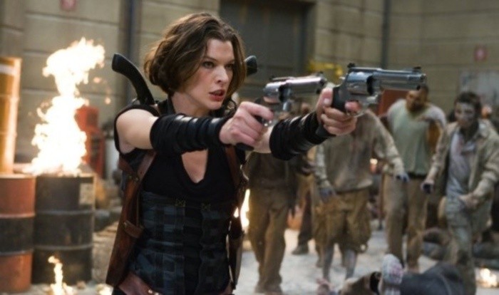 Alice (Milla Jovovich) i zombie.