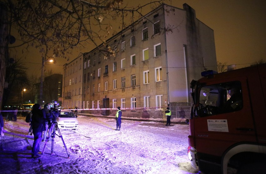 Kamienica przy Żelaznej grozi zawaleniem. W budynku popękały ściany. Ewakuacja!