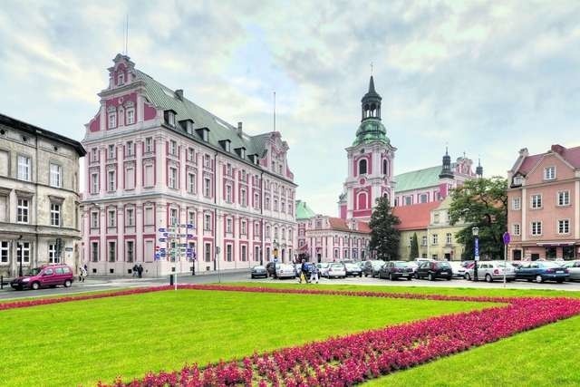 Widok na plac Kolegiacki w Poznaniu i dawne Kolegium jezuickie, kolebkę UAM, w którym dziś znajduje się urząd miejski