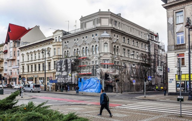 Kolejna kamienica w mieście zyskuje nowe oblicze. Dobiegają końca prace remontowe kamienicy przy ul. Gdańskiej 30 w centrum Bydgoszczy.  Budynek zyskał  nową elewację. Budowlańcy zadbali także o odnowienie detali architektonicznych. Już wkrótce znikną rusztowania przy kamienicy i będzie można podziwiać ją w całej okazałości. Wideo: INFO Z POLSKI odc.8 - przegląd najciekawszych informacji ostatnich dni w kraju