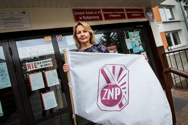 W Zespole Szkół nr 21 na Bartodziejach trwają ostatnie przygotowania do strajku. Agnieszka Szostak, która należy do Związku Nauczycielstwa Polskiego, Prezentuje Flagę ZNP. W piątek zawiśnie ona na budynku szkoły