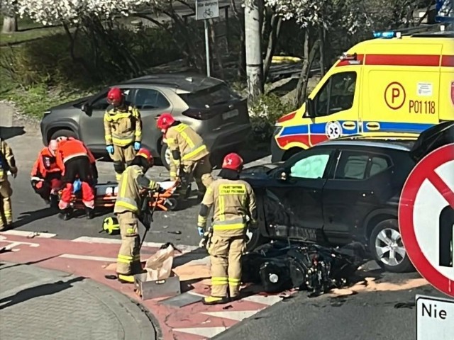 Do zdarzenia doszło około godziny 13 na ul. Kościelnej. Na miejscu działają dwa zastępy strażaków. Przyjechało też pogotowie ratunkowe